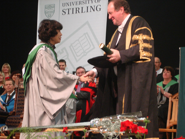 関会長 Stirling大学より名誉博士号を授与3.jpg